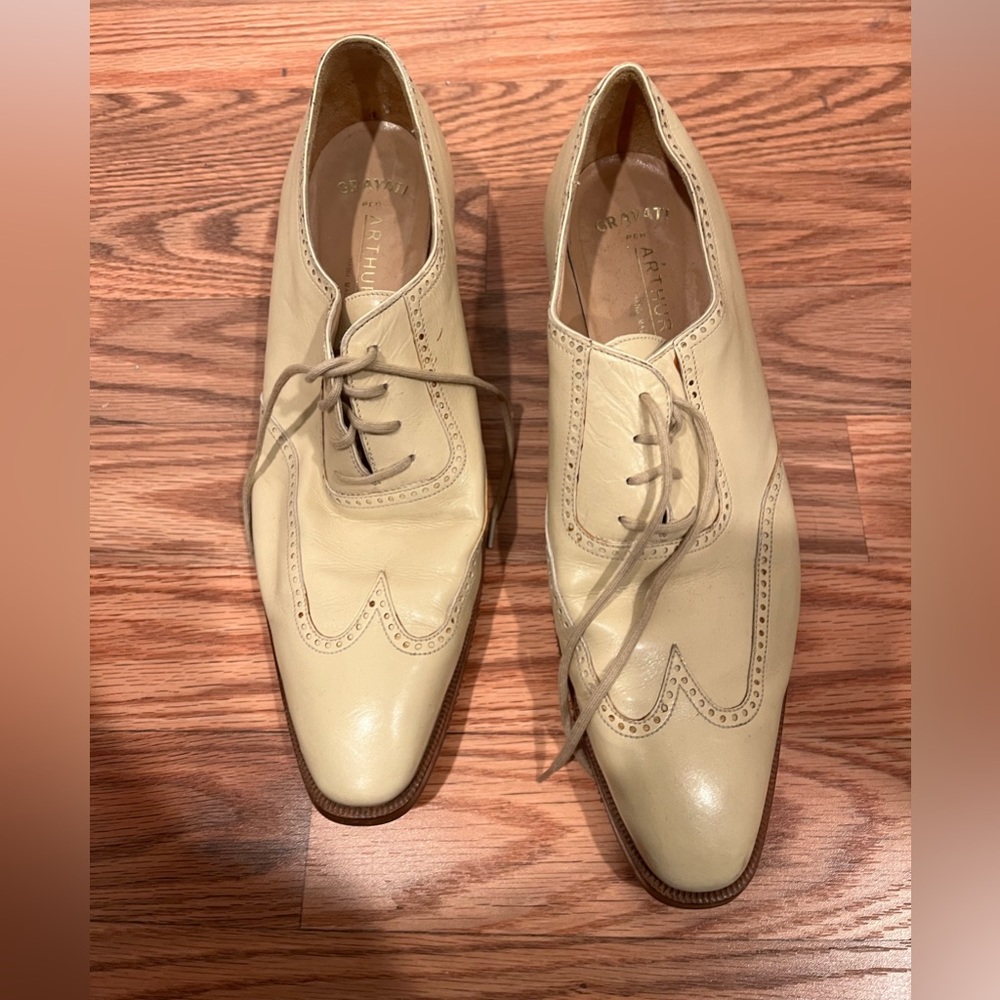 Oxford Shoes Ivory Leather Lace Up. Very minimal wear. Still has all print.